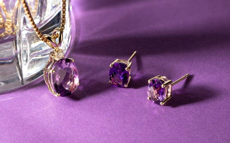 Amethyst pendant and earrings in 14k yellow gold