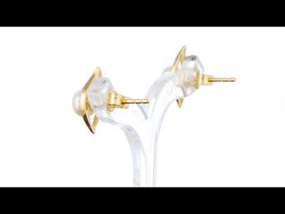 Video of Peora Freshwater Cultured White Pearl Stud Earrings in 14K Yellow Gold E19276. Includes a Peora gift box. Free shipping, 30-day returns, authenticity guaranteed. 