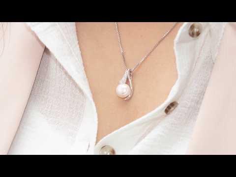 Video of Peora Freshwater Cultured White Pearl Moonflower Pendant Necklace in Sterling Silver SP11330. Includes a Peora gift box. Free shipping, 30-day returns, authenticity guaranteed. 